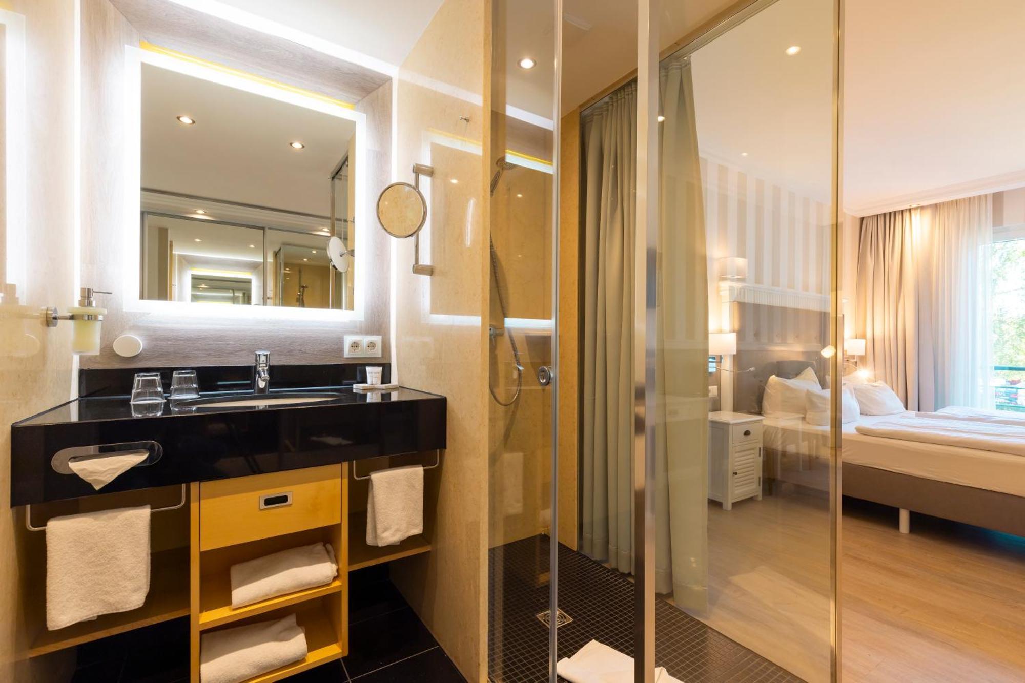 Resort Hotel IV Jahreszeiten Цингст Екстериор снимка
